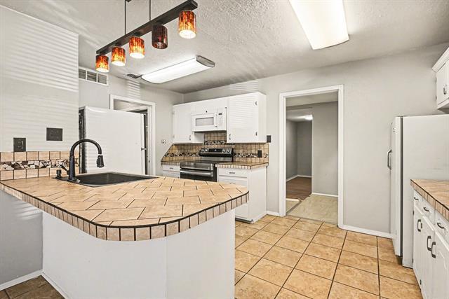 Building Photo - 3720 Stanley Ave