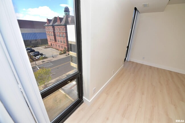 Building Photo - 123 SW Jefferson Ave