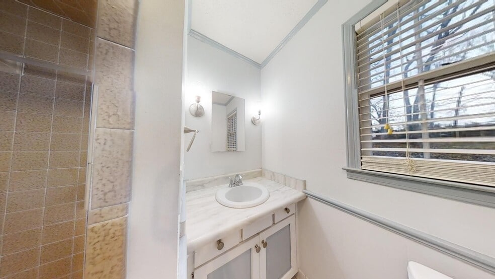 Building Photo - Spacious Home Conveniently Located close to Auburn High School