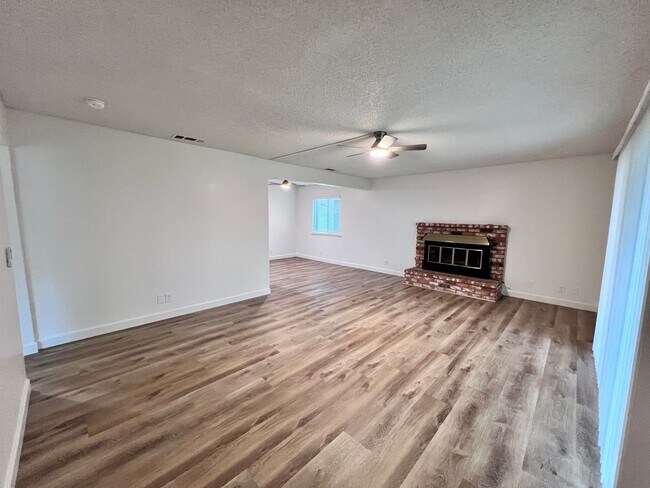 Building Photo - $2,495 Fresno St. & Bullard, 4 Bedroom House - E. Escalon Ave, Fresno