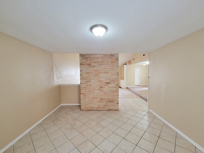 Building Photo - 2710 Quail Creek Dr