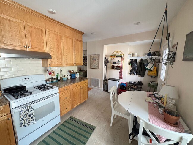 Building Photo - 2BR 1Bth unit. Water included. Great location!
