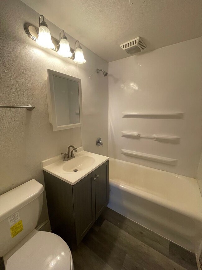 Building Photo - 3822 W Mt Vernon Ave