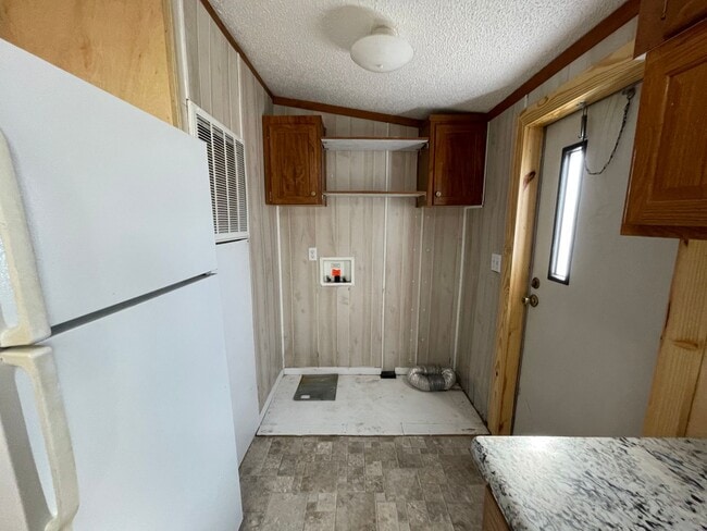 Building Photo - 3 BR, 2 BA doublewide in Pikeville!