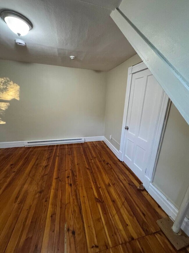 Building Photo - Charming 1-Bedroom Apartment in Russell, MA