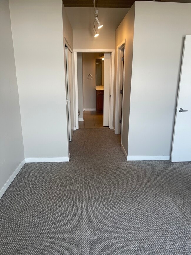 Building Photo - 647 Metropolitan Way