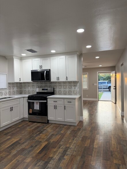 Building Photo - 706 T St