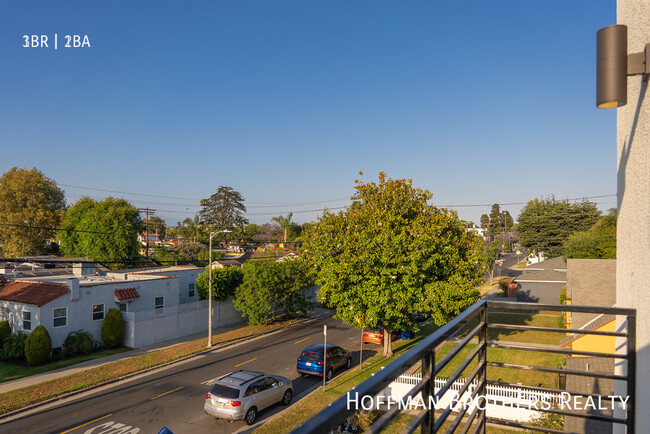 Building Photo - 6082 W 18th St Los Angeles, CA 90035