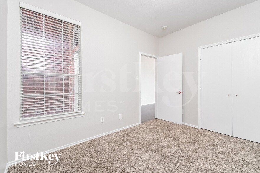 Building Photo - 1101 Vista View Dr