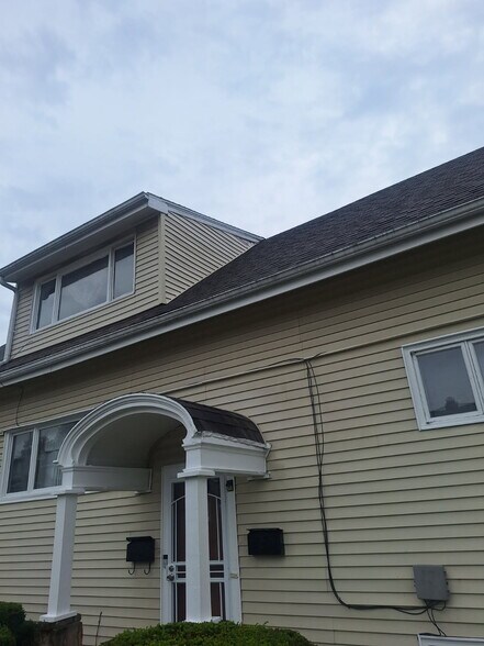 Building Photo - 96 Deerfield Ave