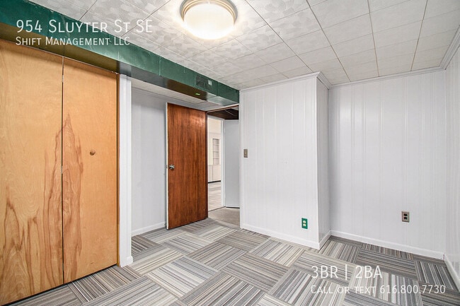 Building Photo - 954 Sluyter St SE