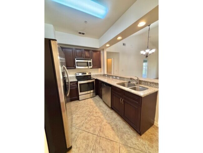Building Photo - 2 Bedroom + DEN and GARAGE! Water Included!