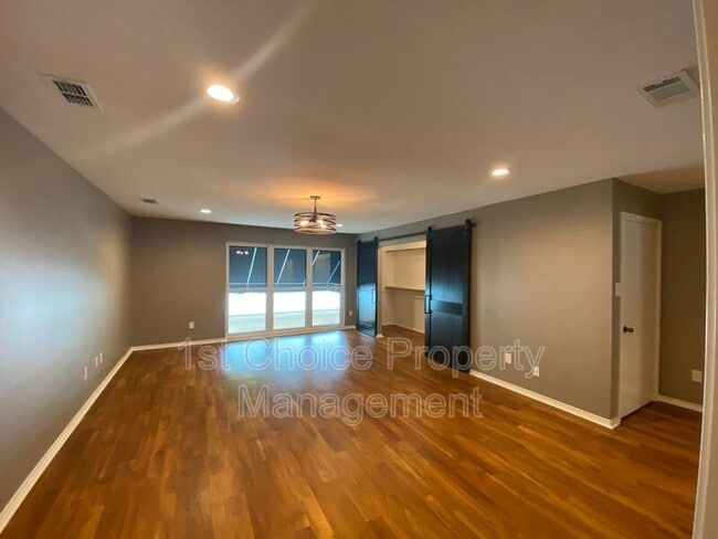 Building Photo - 6 1 Main Pl