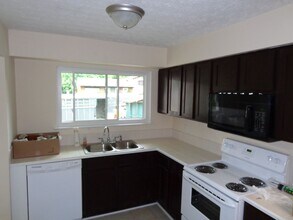 Building Photo - Spacious 3-Bedroom Split-Level Home with L...