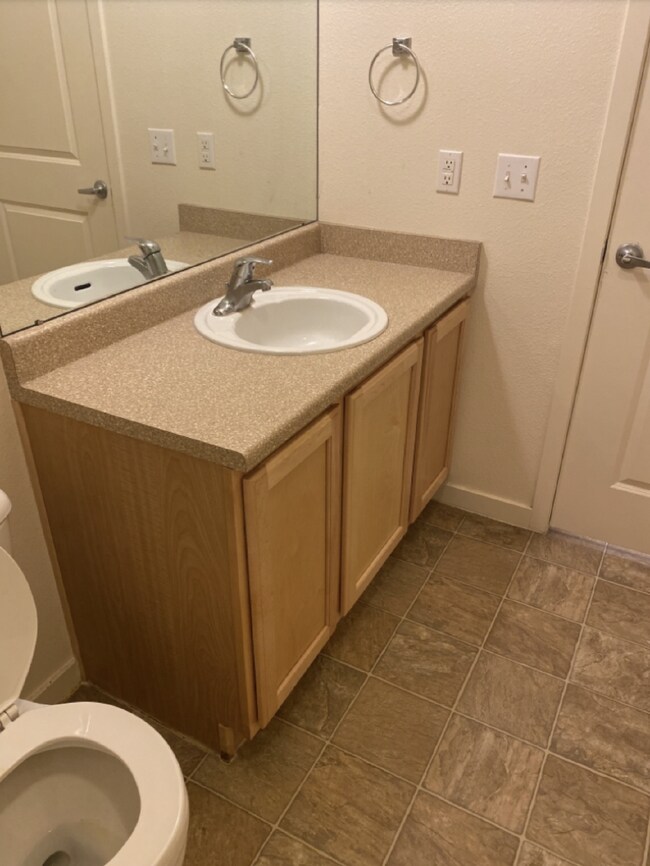 Building Photo - Convenient and Spacious 2BR/2BA in Park Hill of Denver