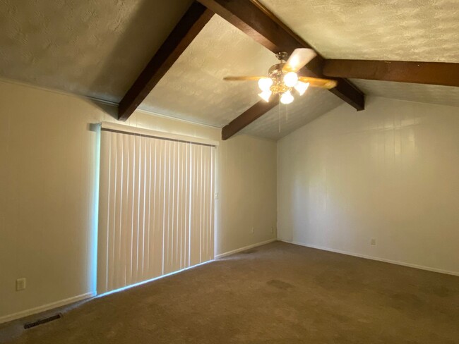 Building Photo - Cozy 2 bedroom 1 bathroom Duplex home in E...