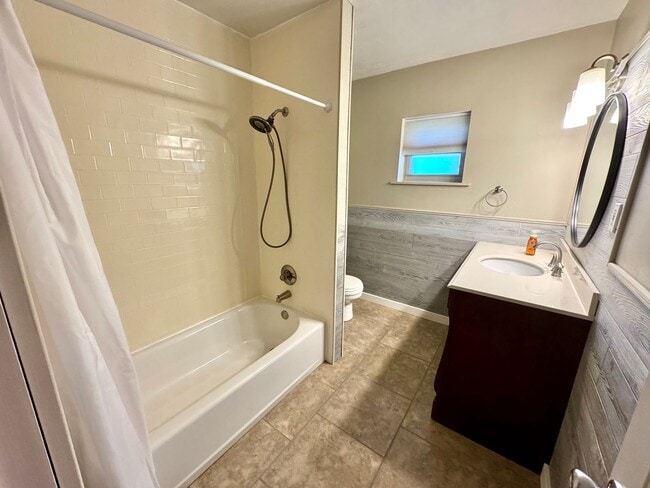 Building Photo - Charming 3-bedroom, 2-bath home on a corne...