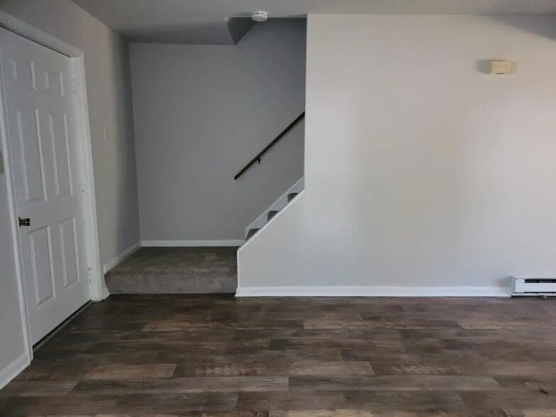 Building Photo - 694 S Cedar St