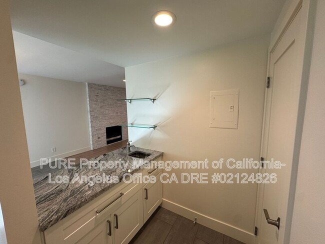 Building Photo - 2330 Oak St