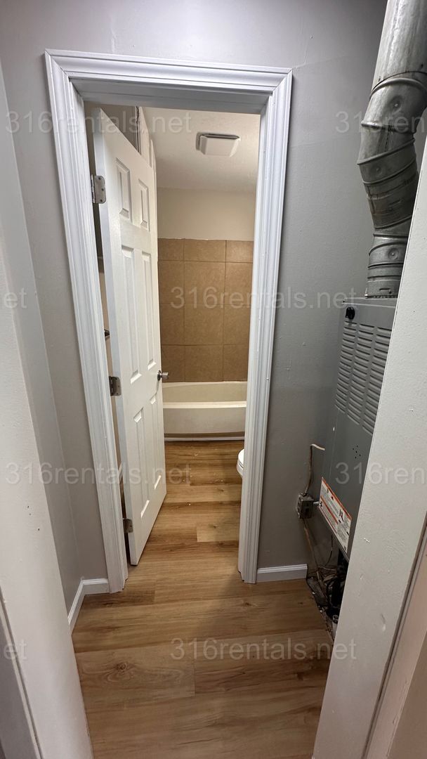 Building Photo - $1150- 3 bed 1 bath - Single Family Home with a fenced back yard!