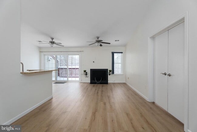 Building Photo - 7123 Elm Ct