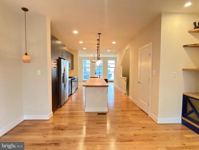 Building Photo - 924 King Farm Blvd