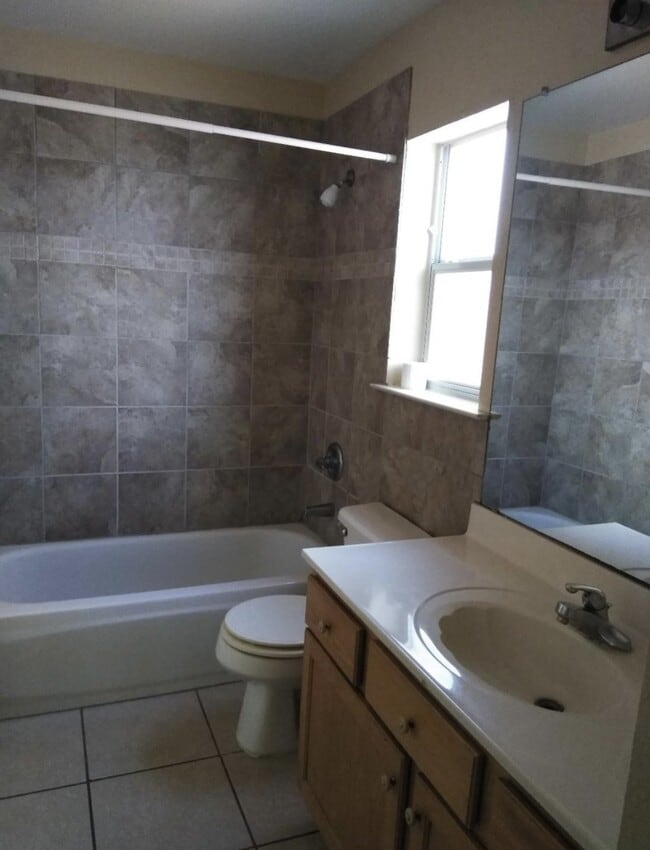 Building Photo - Nice cozy home