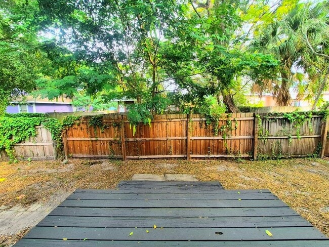 Building Photo - 314 E Park Ave