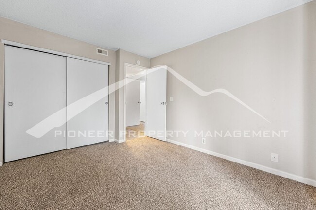 Building Photo - Spacious Condo with Washer/Dryer and Central AC