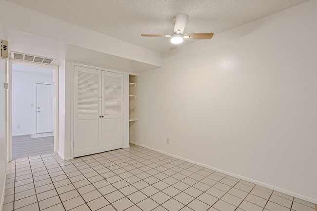 Building Photo - Value priced in North Phoenix!