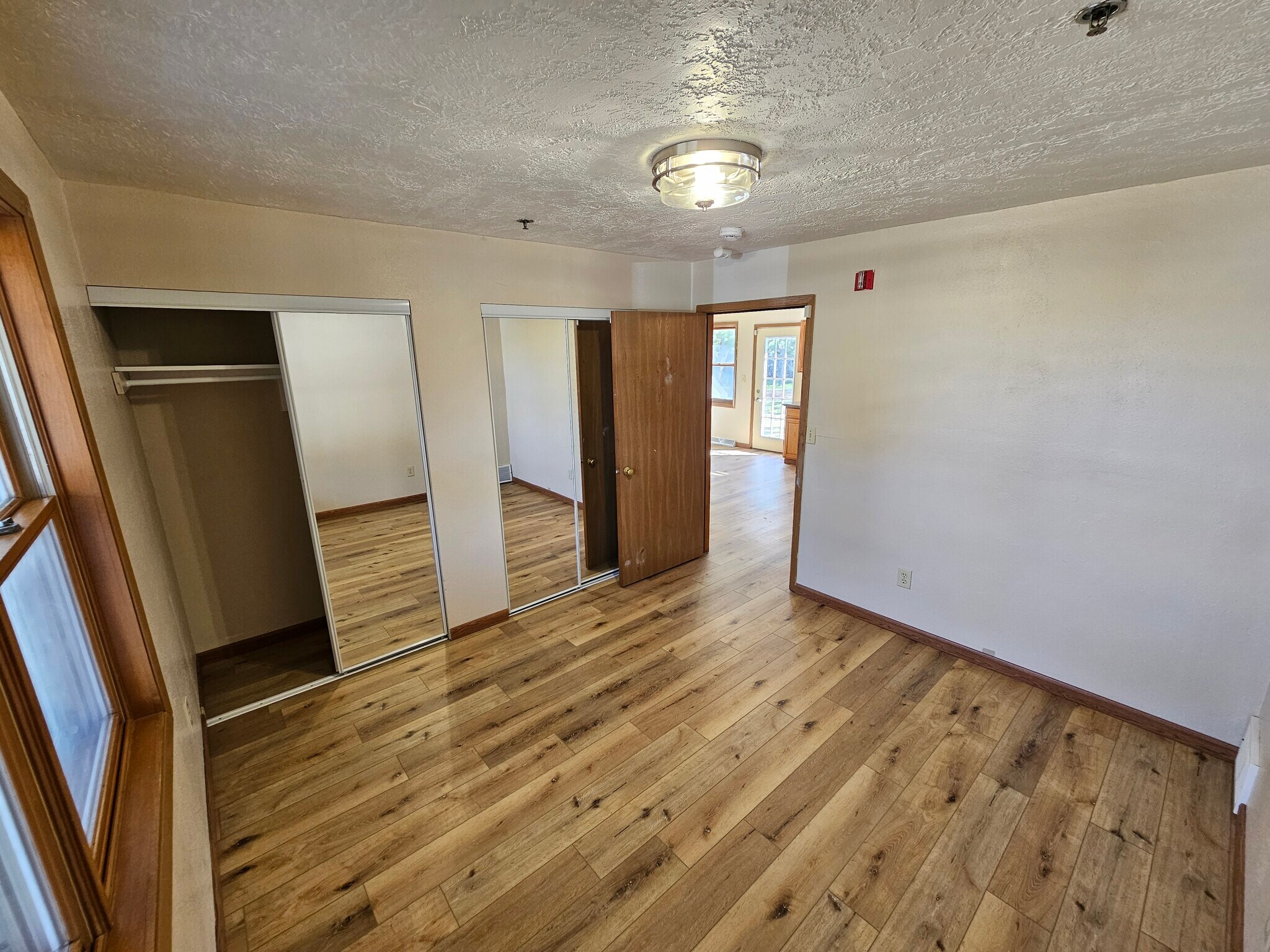 Building Photo - 533 Lakeshore Ct