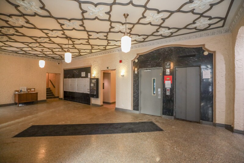 Building Photo - 1061 W Rosemont Ave
