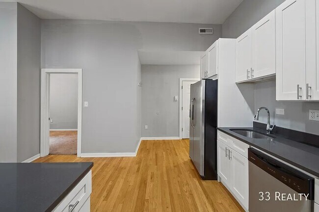 Building Photo - Spacious 4b/2b Top Floor, Wicker Park Avail July 1st!