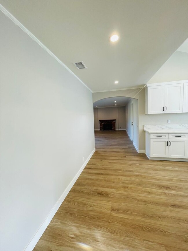 Building Photo - Amazing renovated 4 bedroom 2 full bath si...