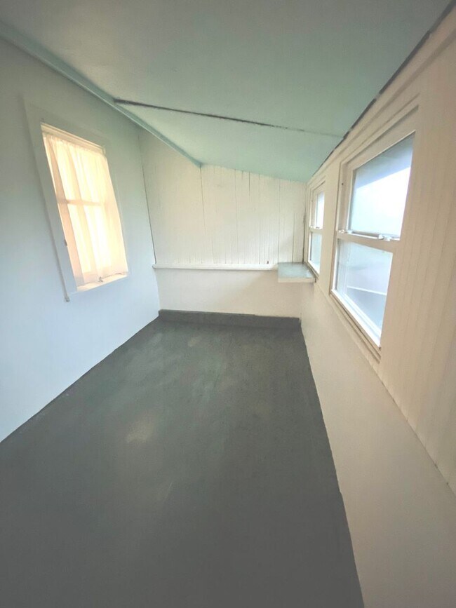 Building Photo - 2016-2018 E 6th Street