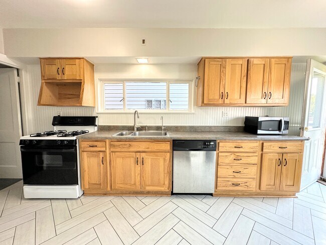 Building Photo - 7104 Schoyer Ave