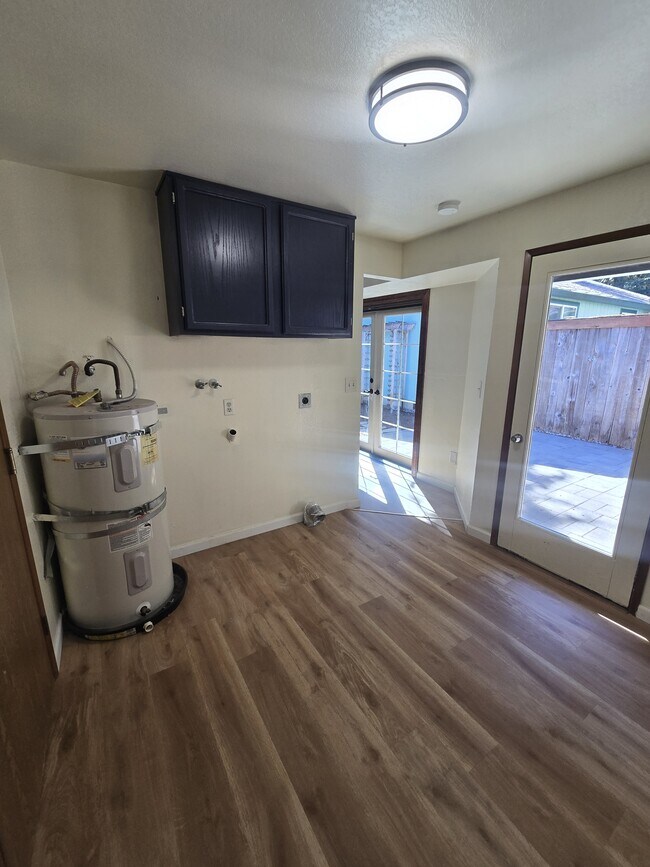 Building Photo - 581 Malibu Dr SE