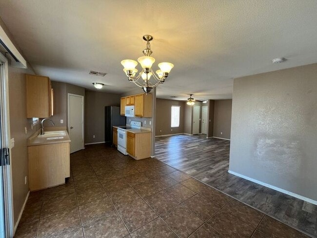 Building Photo - READY TO VIEW NOW! Spacious 3 Bed 2 Bath H...