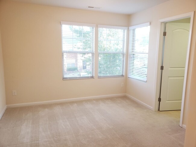 Building Photo - Thompson Ridge Townhome