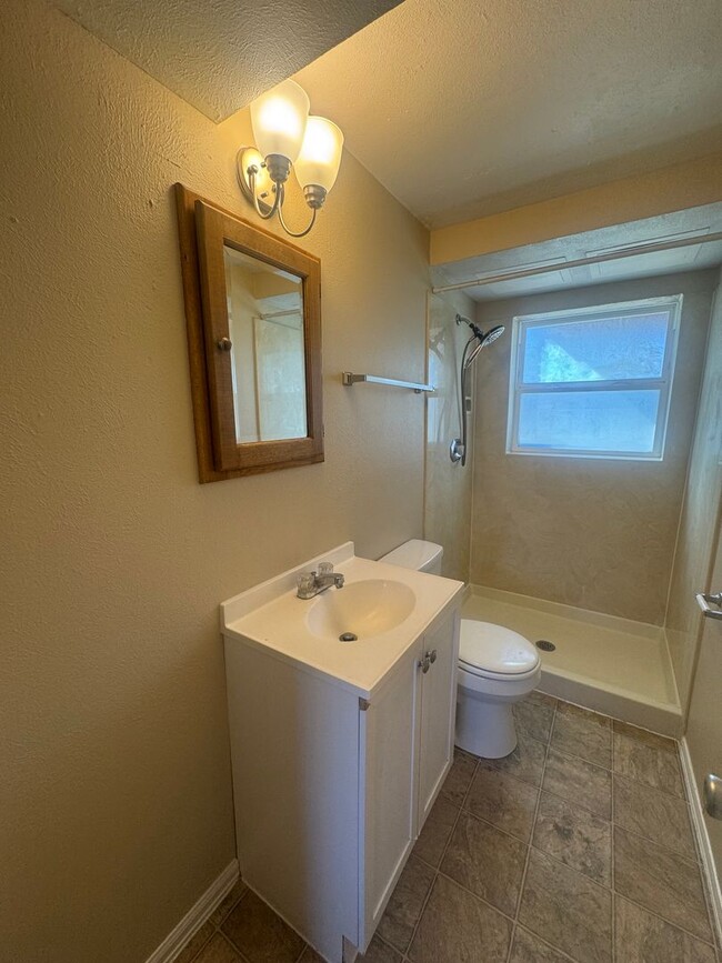 Building Photo - 4 Bedroom Split-Level in Widefield
