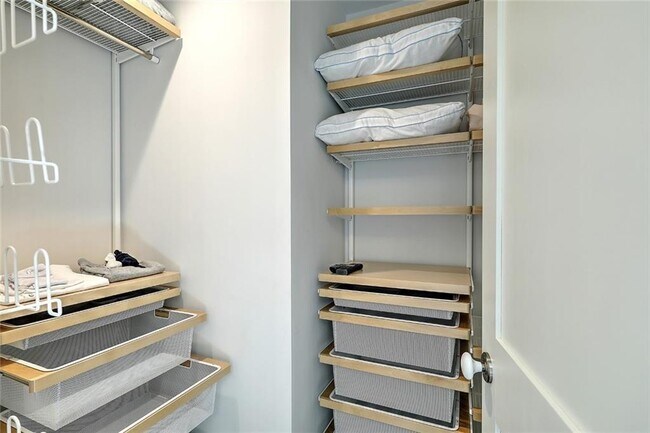 Building Photo - 137 Rosebriar Ave