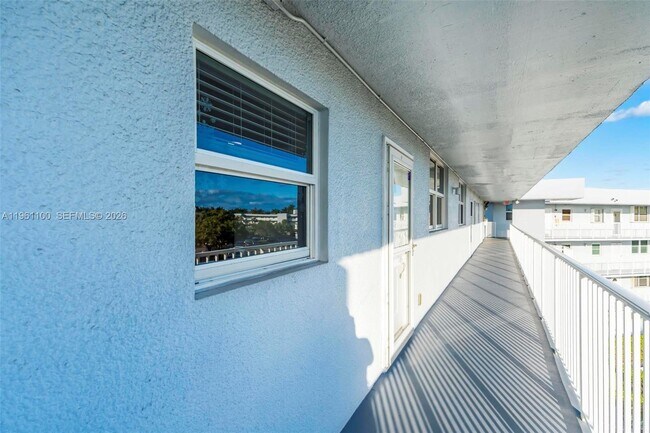 Building Photo - 120 Royal Pk Dr