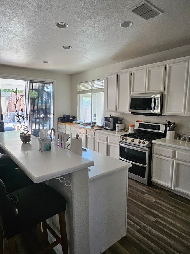 Building Photo - Beautiful 4/3  in Natomas w/ heated pool!