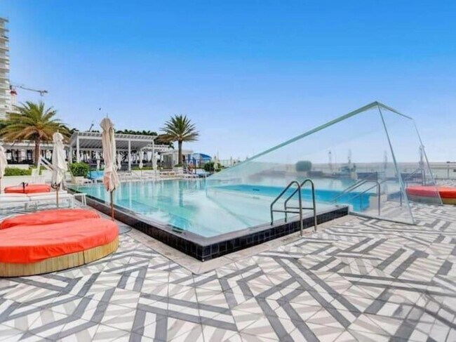 Building Photo - 3101 Bayshore Dr