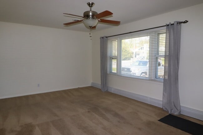 Building Photo - Charming 3 Bedroom Neenah Home with fenced yard