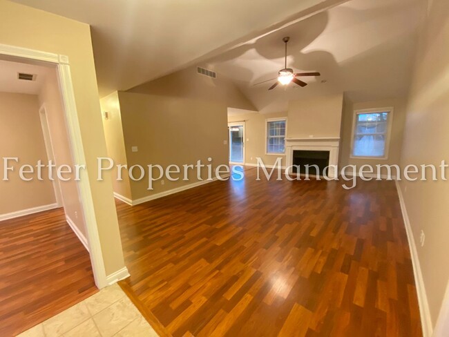 Building Photo - Gorgeous Newburgh Home!