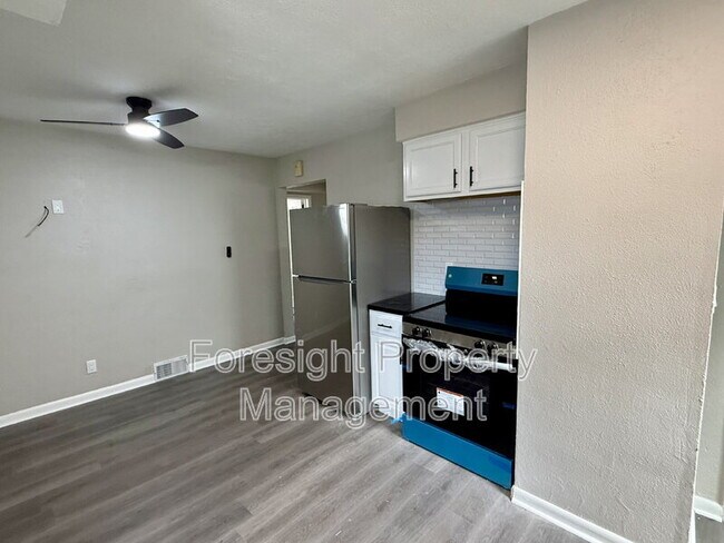 Building Photo - 654 E 240th St