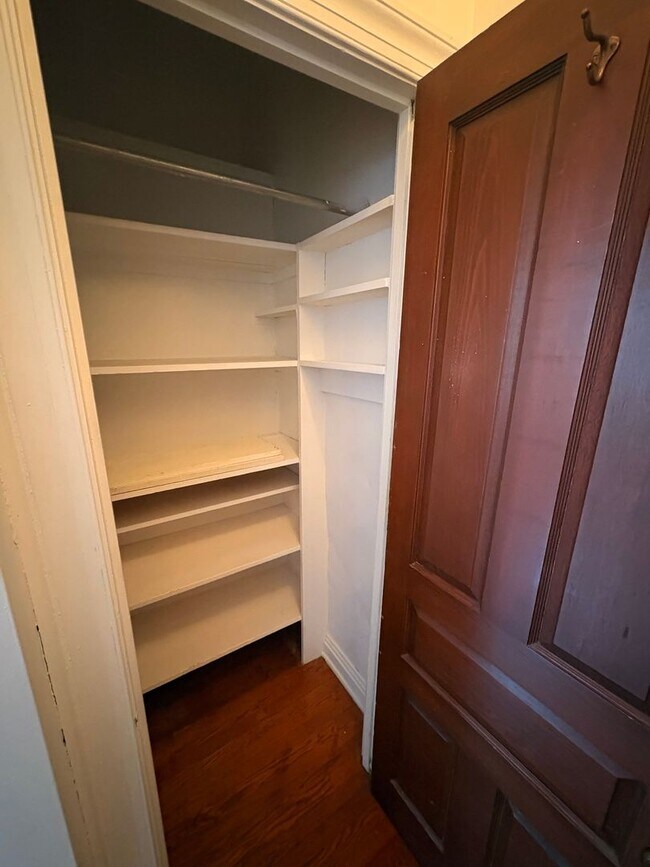 Building Photo - 1st Floor, 1-2 Bedroom Apartment with Yard in York City SD