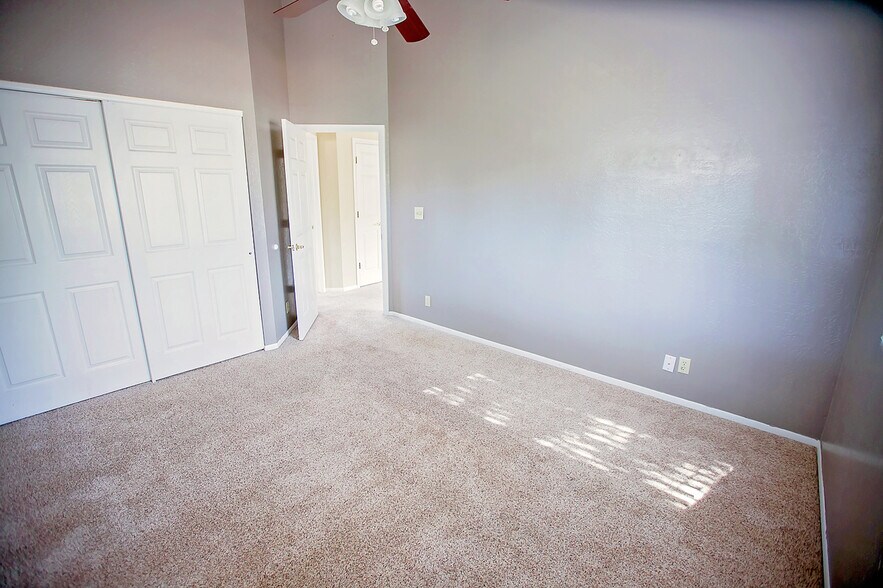 Building Photo - 2562 N Fox Run Dr