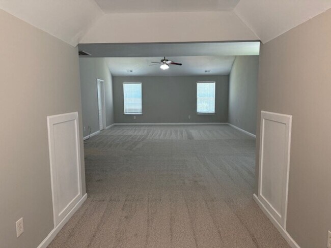 Building Photo - Beautifully Updated 5BR / 3 Bath Brick Fro...